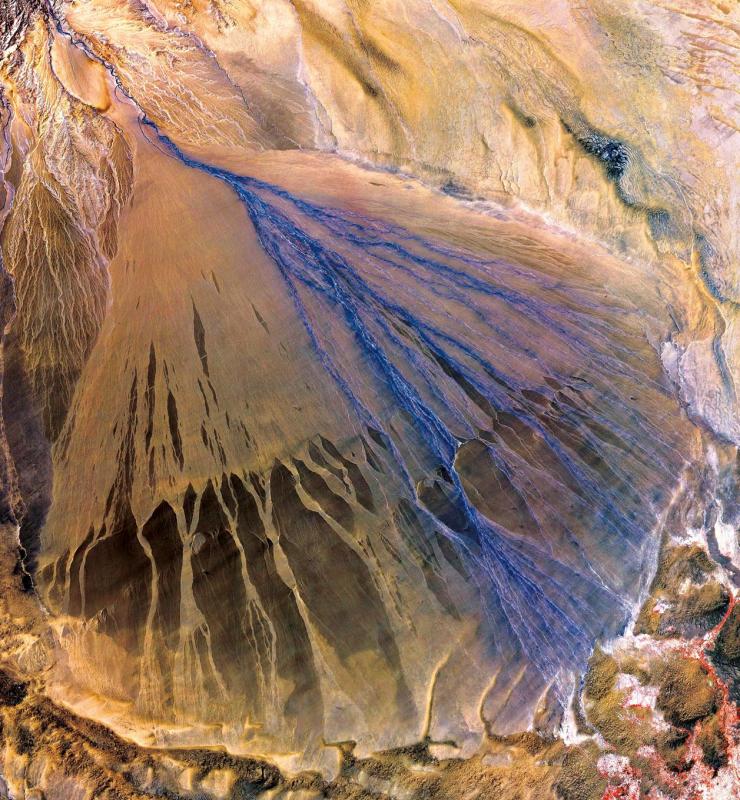 型洪积扇(imbricate type alluvial fan)是指一系列呈叠瓦状或串珠状