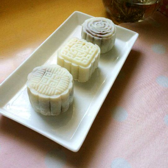白豆沙蛋黄冰皮月饼