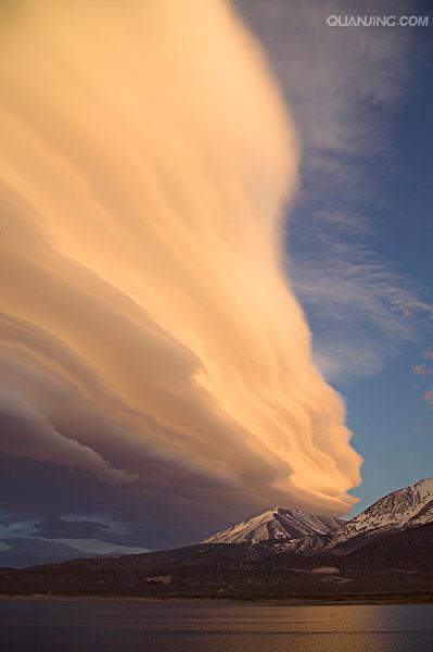  p>荚状云,又称飞碟云,是指一种状如飞碟云形,以透镜形状出现在高空