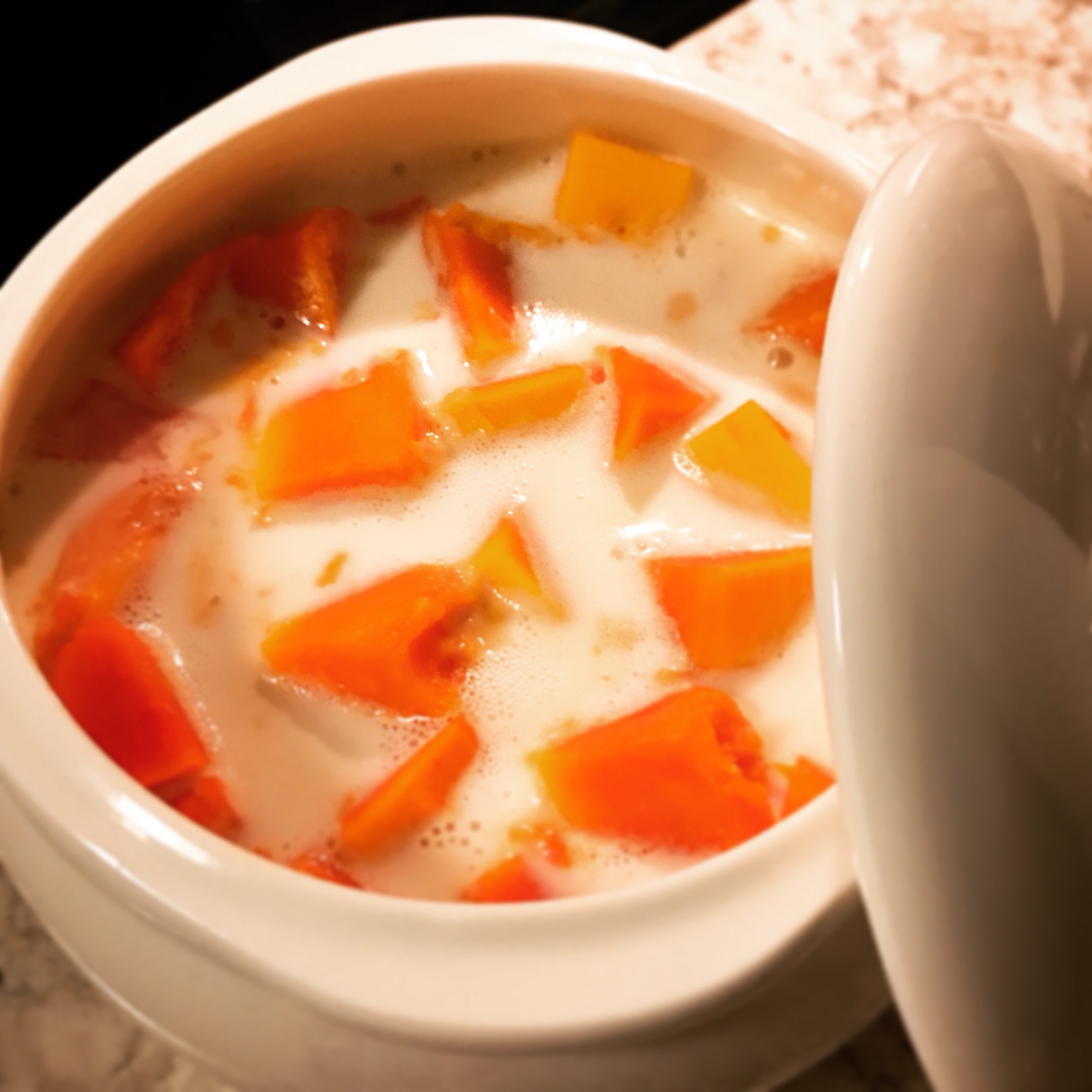 主料是木瓜和 a target="_blank" href="/item/牛奶/28828" data