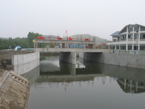  p data-id="gnwgcskuvo">翼墙是为保证涵洞或 a target="_blank"