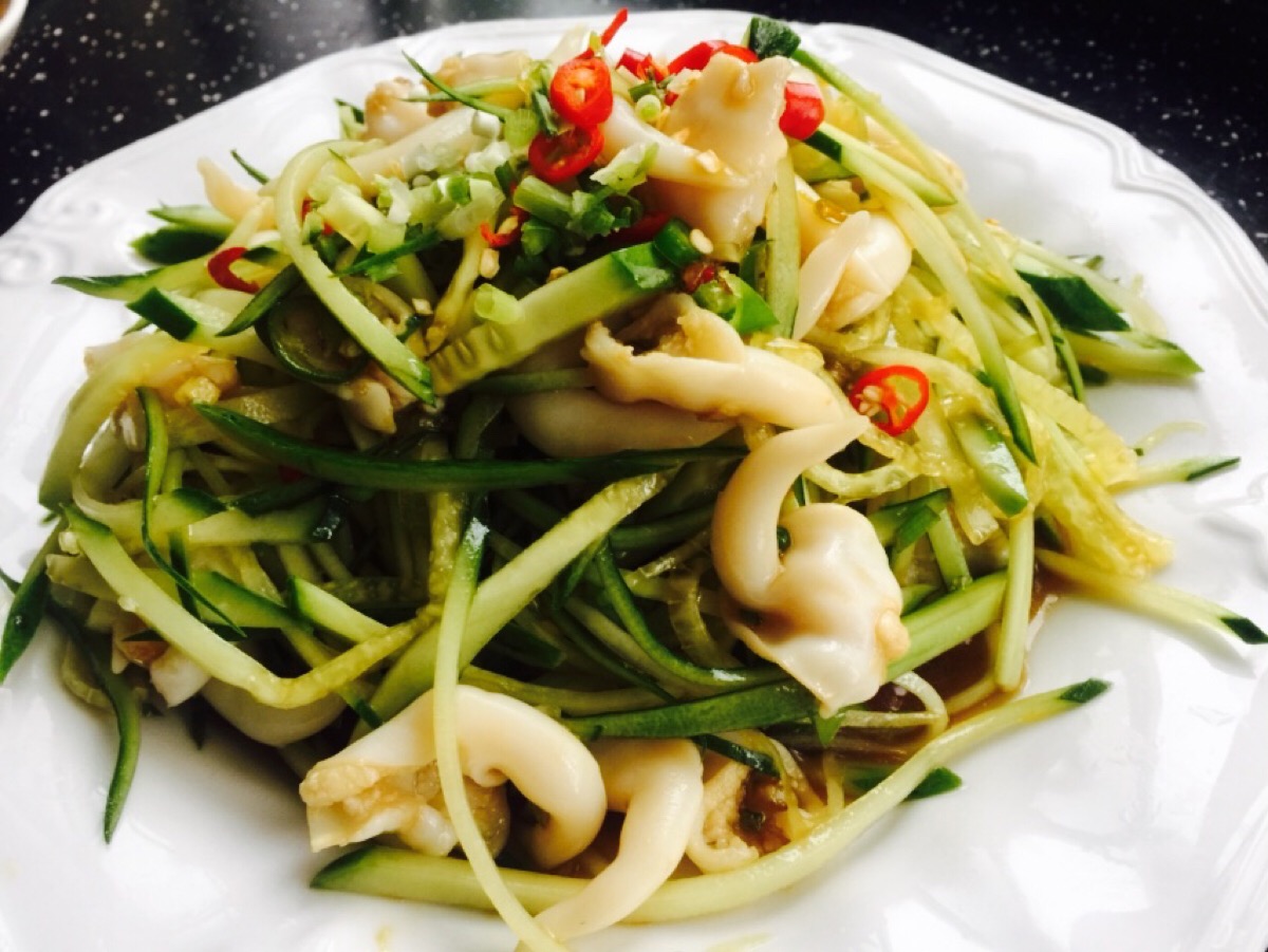 data-id="gn90ggnyeh">双菇凉瓜丝是一道美食,主要原料有凉瓜(即苦瓜)