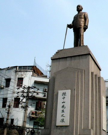  p>孙中山铜像位于汉口六渡桥的三民路,建成于1933年.