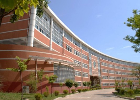  p>延吉市实验中学坐落在吉林省长白山下延边朝鲜族自治州首府延吉市