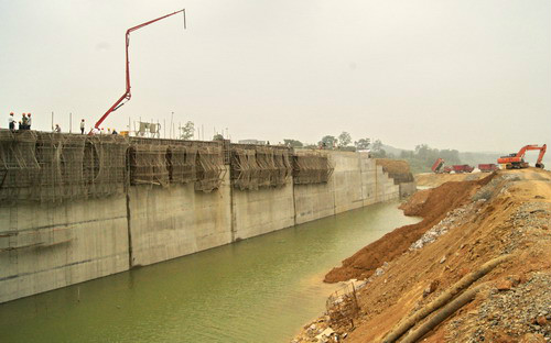  p>草土围堰是用一层草一层土再一层草一层土在水中逐渐堆筑形成的挡