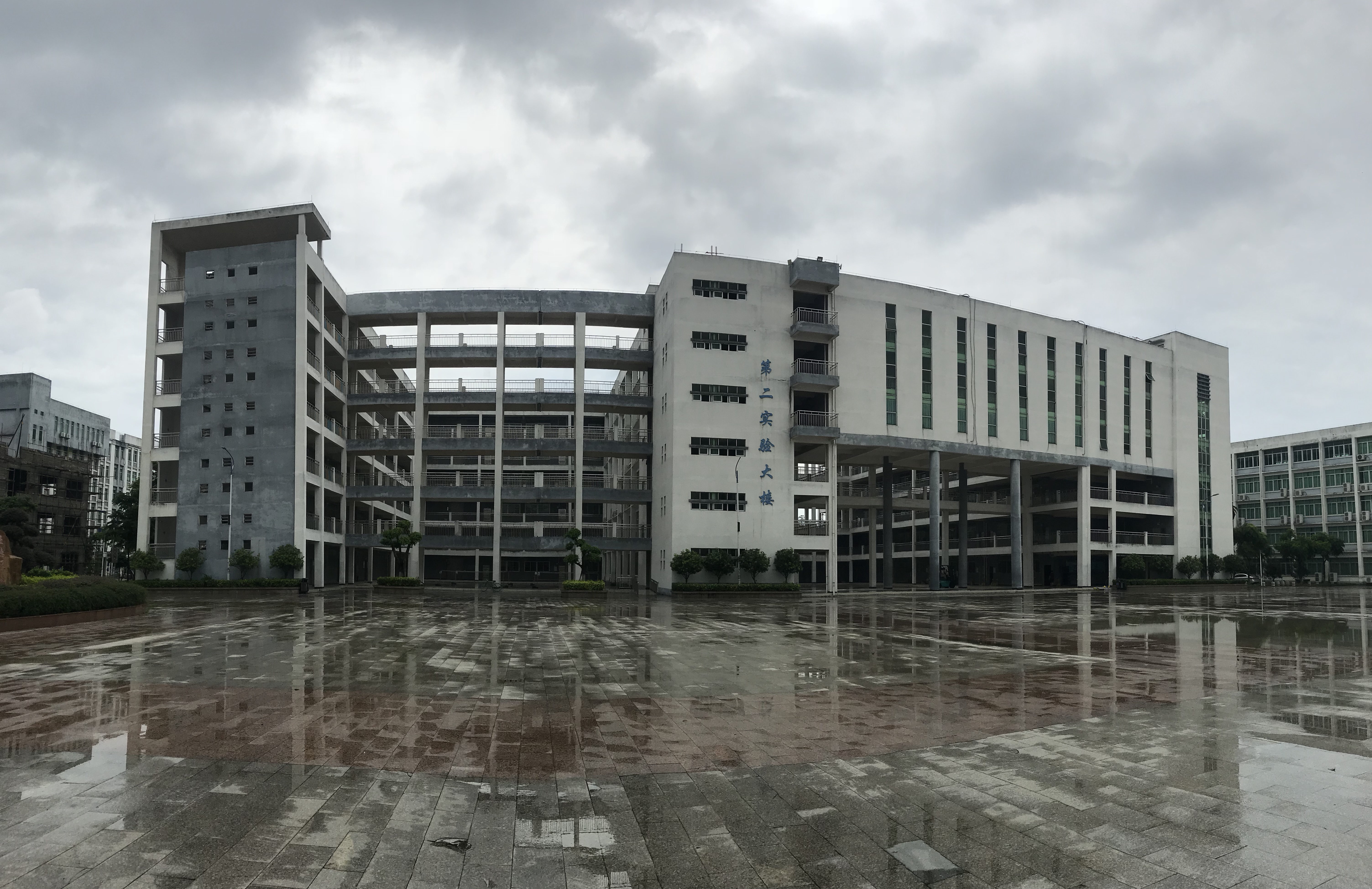  p>广州工商学院(guangzhou college of technology and business)是