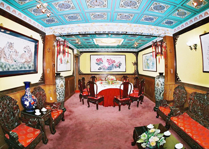  p>北京紫玉饭店坐落在北京西三环航天桥内的增光路上.