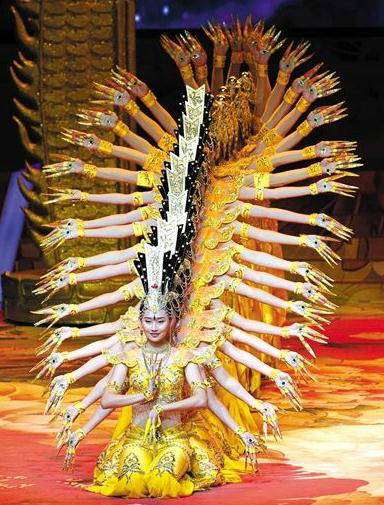 中国21个平均年龄21岁的聋哑演员将舞蹈演绎得惟妙惟肖,营造出层出不
