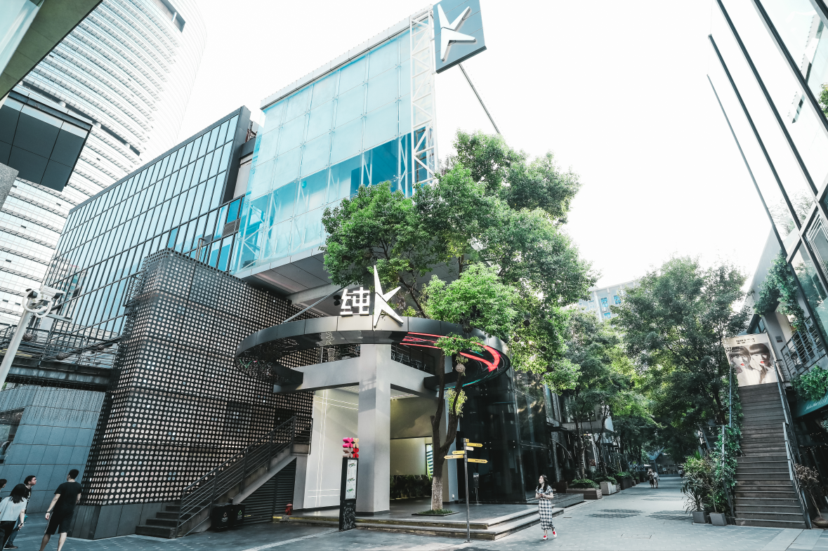  p data-id="gnbjo6uwgj">武汉花园道艺术商业街是艺术时尚生活区.