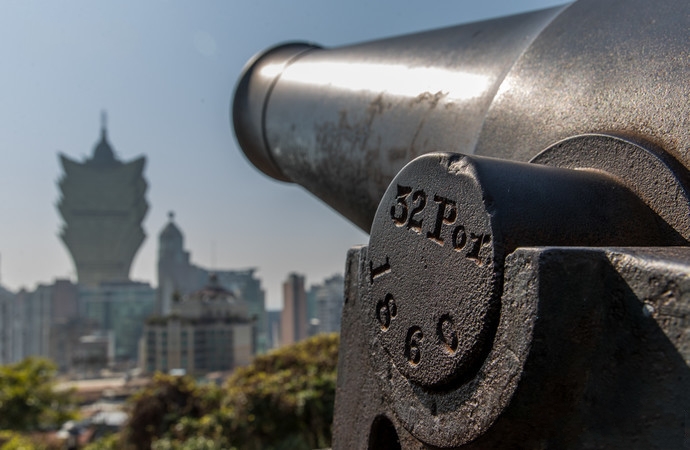  p>大炮台又名圣保禄炮台,中央炮台或大三巴炮台.