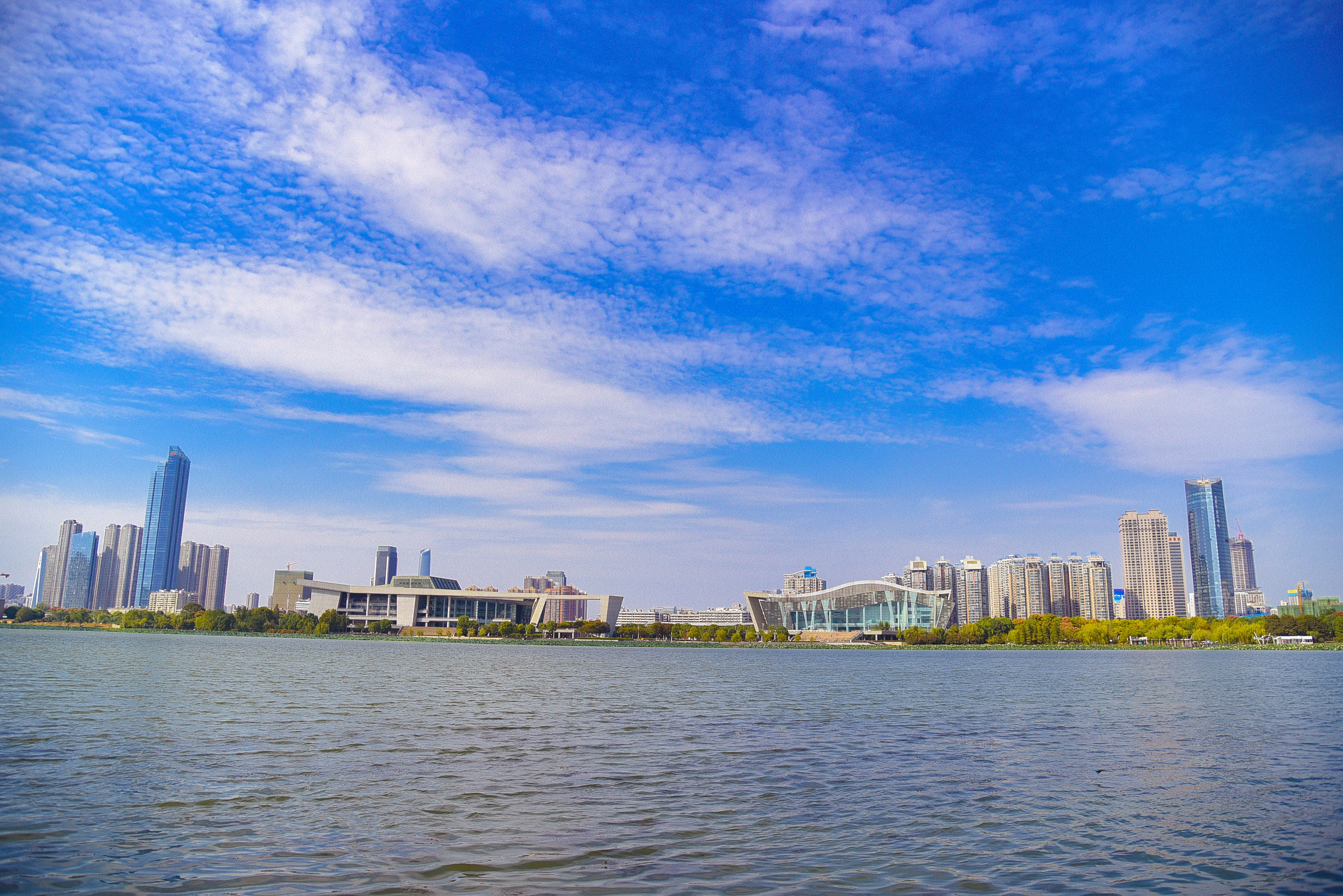  p data-id="gnwqz4vvna">月湖风景区位于武汉市汉阳区,北枕汉江,南临