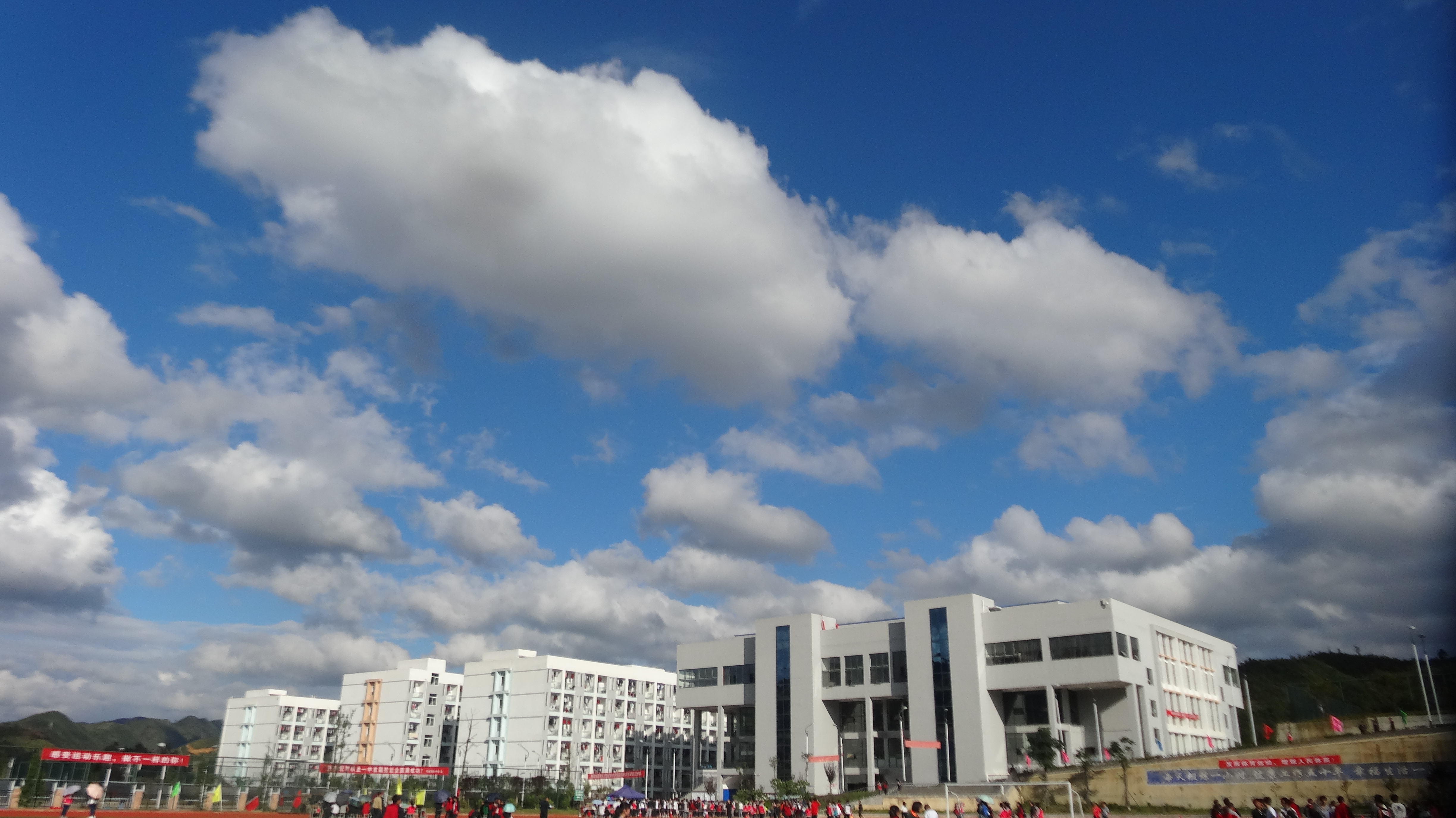 中学,简称" a target="_blank" href="/item/织金一中">织金一中 /a>"