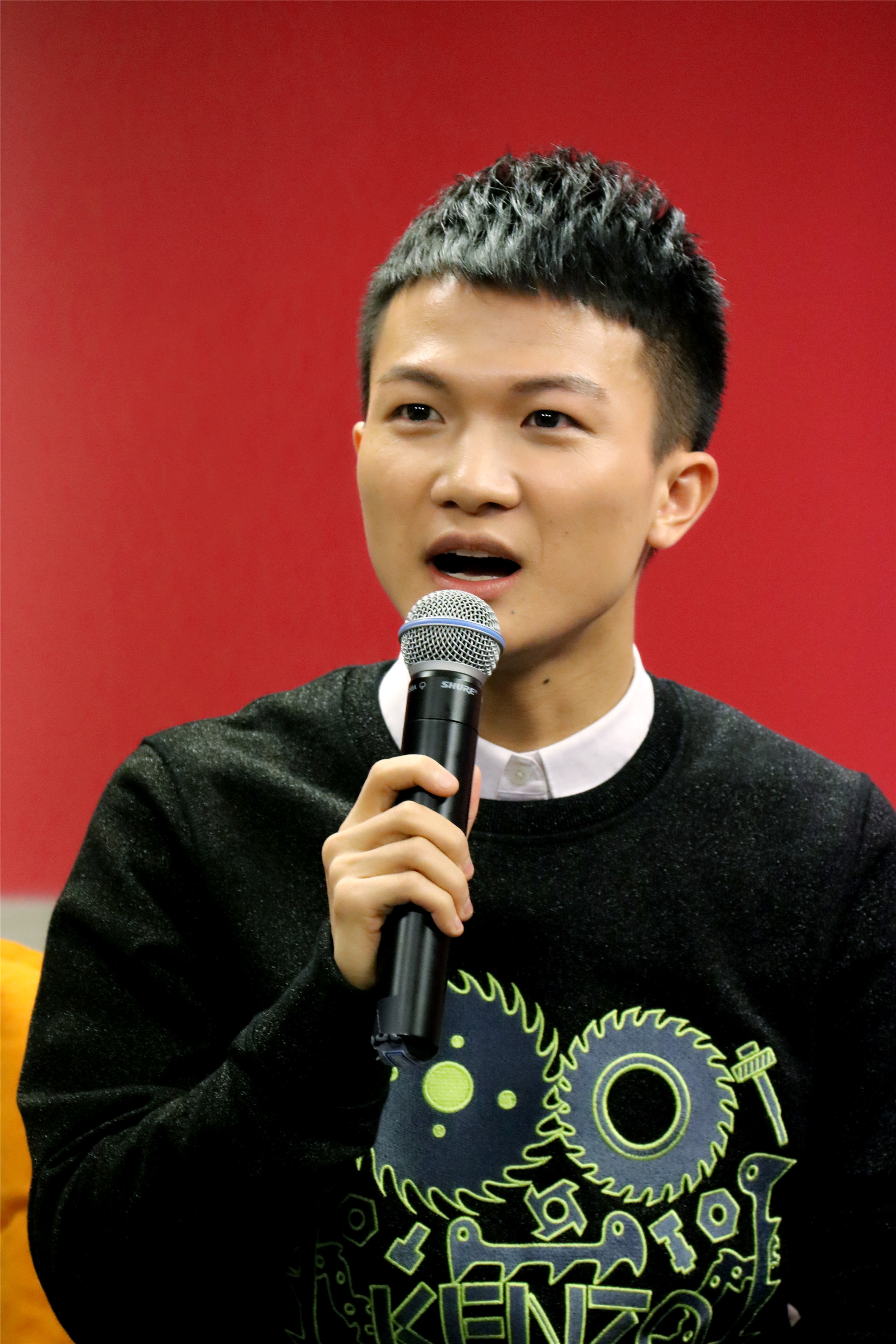  p>周深,1992年9月29日出生于湖南邵阳,长于贵州贵阳,中国内地男歌手