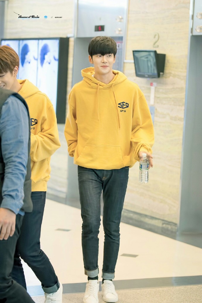  p>金路云,原名金锡佑,1996年8月7日出生于韩国