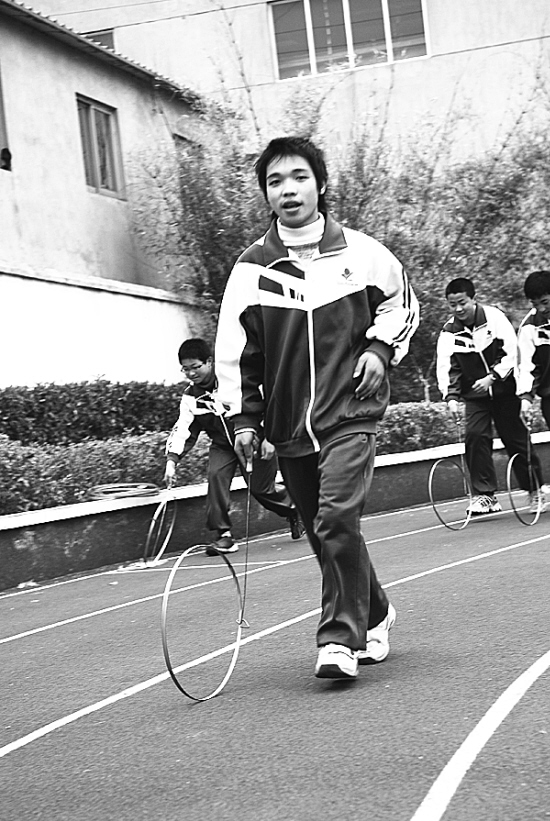  p>滚铁圈,俗称"滚轱辘圈",是一种七八十年代农村里的游戏,既是娱乐