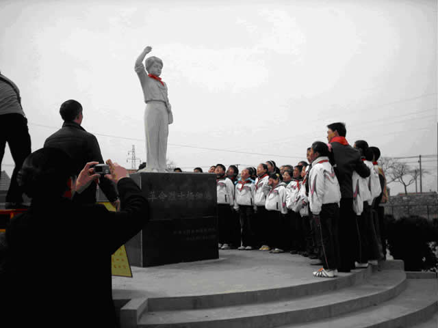 1988年6月4日,徐圩盐场小学五(1)班学生杨佃池,为了拯救落水同学而