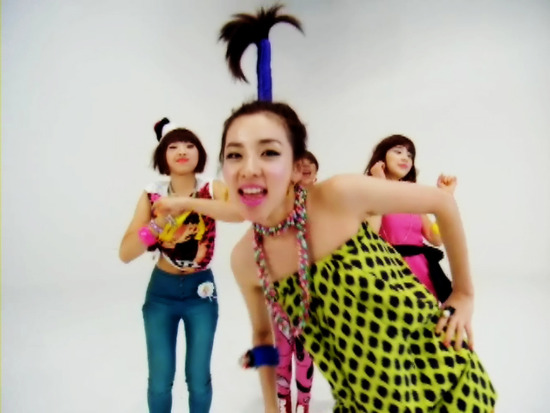  p>先躺在床的边上,让所有头发都散到床沿边上,再梳一个马尾,那样会