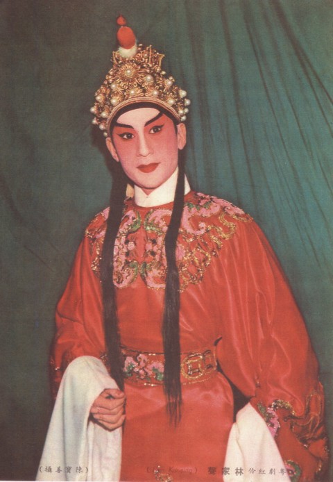 出生于香港,中国著名粤语片演员,香港名伶