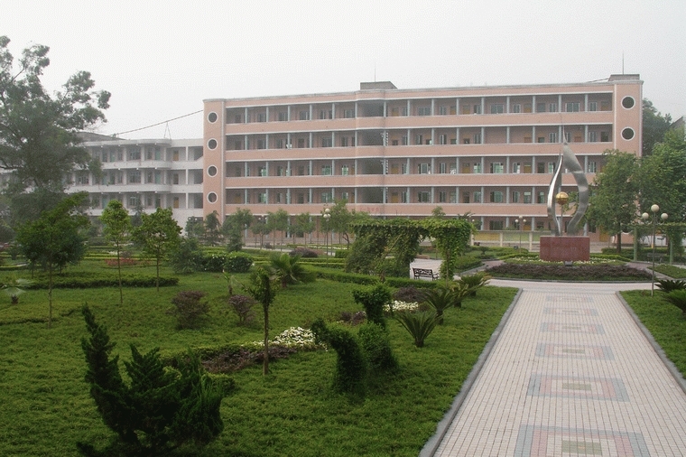 位于三江交汇,渠江源头的四川省渠县三汇中学创建于1942年,占地100余