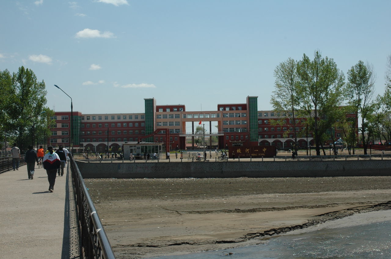  p>在蛟河市的西南郊,坐落着蛟河教育的璀璨明珠―――蛟河一中.