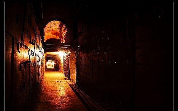 位于俄罗斯饭店地下,大概可容纳5000余人,还有若干条密道延伸向外