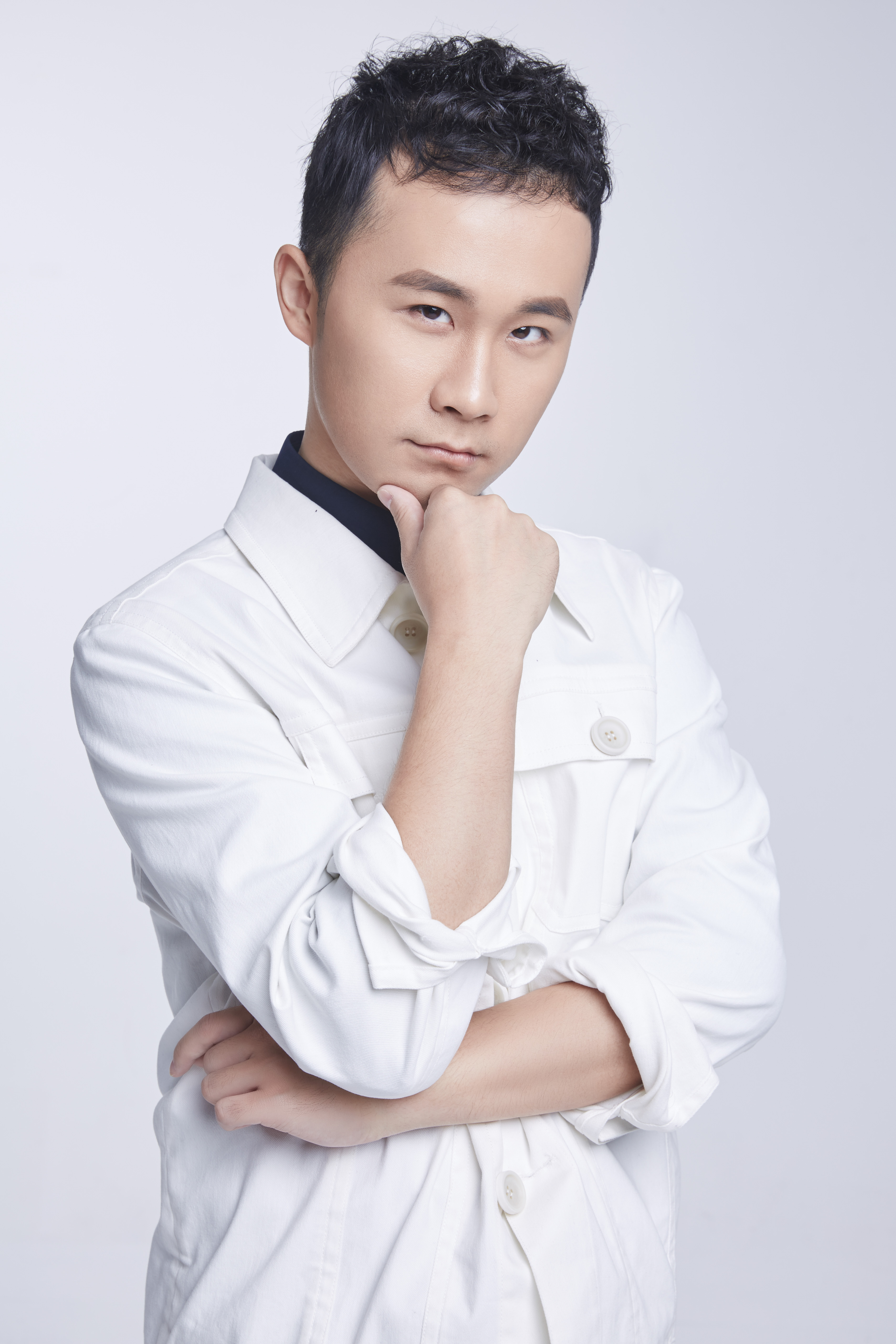  p>鞭鞭于白水,本名于沛,1989年11月14日出生于吉林,幼时随父母迁居