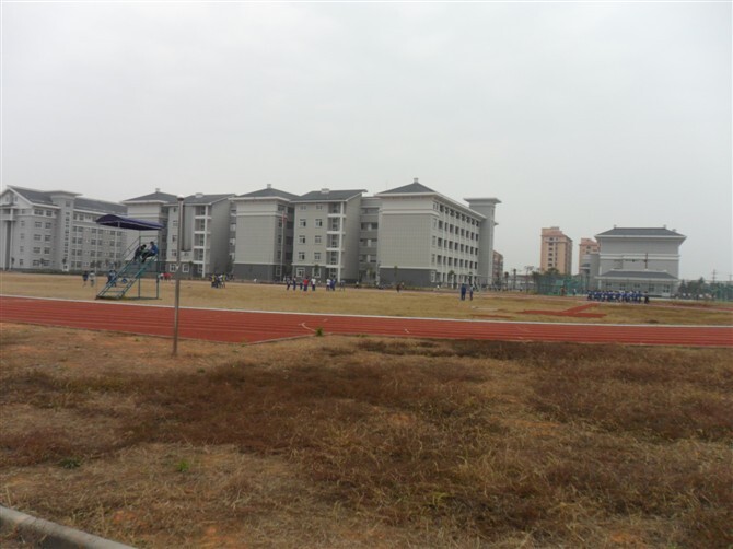  p>龙游县第三中学始建于1997年,新校园位于龙游县城西九里立交桥,是