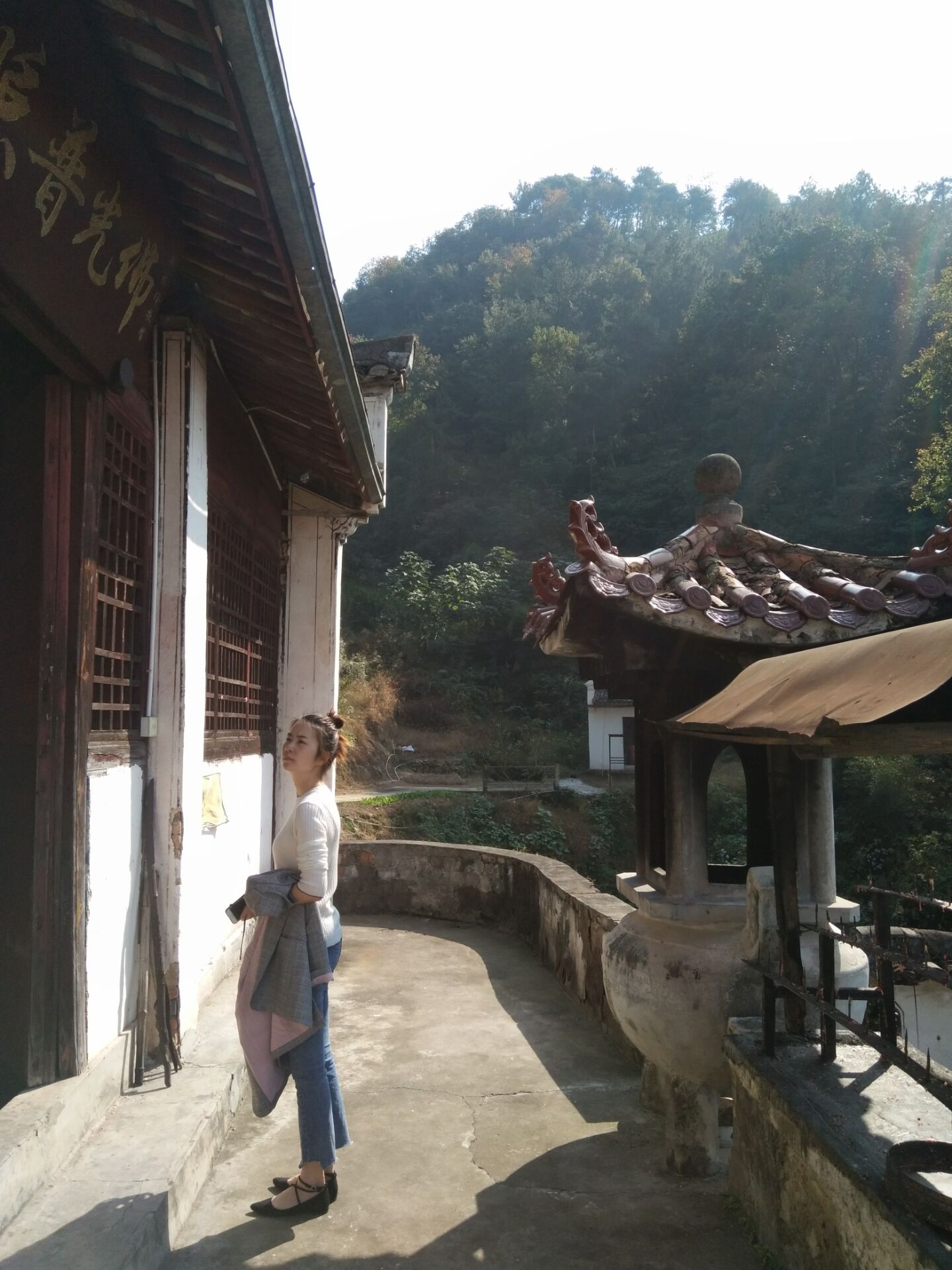  p>青山寺,位于浙江省诸暨市草塔镇青山水库东,亦名青山殿.