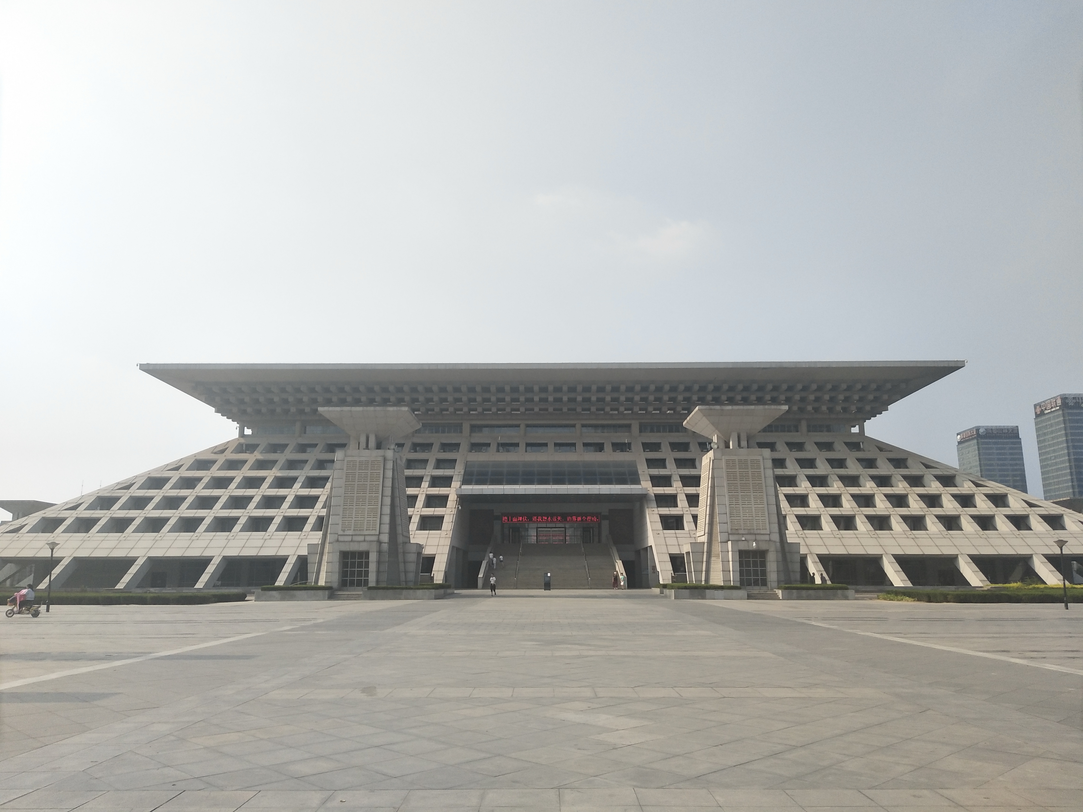  p>安阳市图书馆始建于1956年5月,于2008年12月25日正式对外开放.