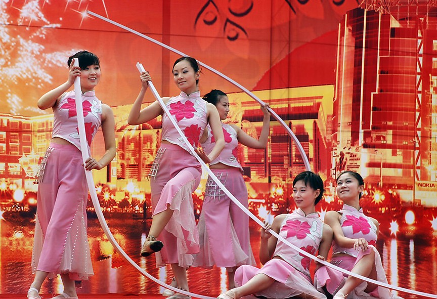  p>竹竿舞又称竹杠舞,持竿者姿势有坐,蹲,站三种,变化多样.