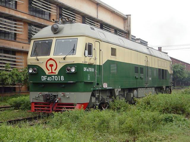 东风4d型内燃机车