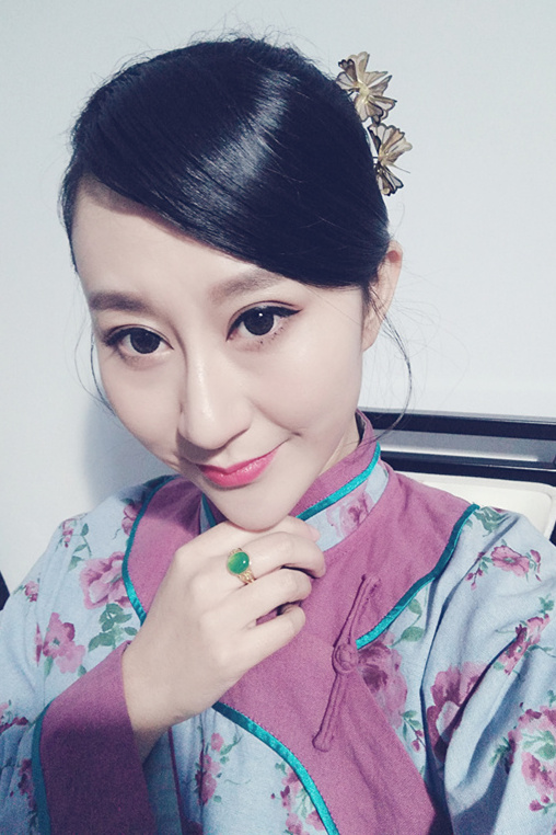  p>蔡明娜( i>原名蔡冉,曾用名蔡镒鸿 /i>),出生于河北省承德市,中国