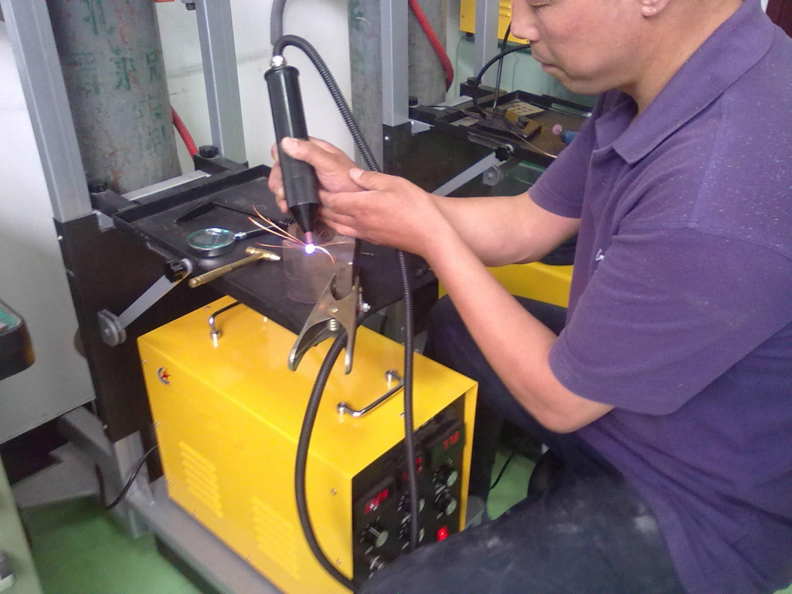  p>冷焊修补机,亦称 a target="_blank" href="/item/模具冷焊机