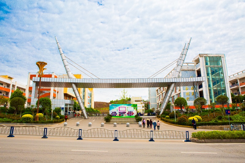 广元市八二一中学