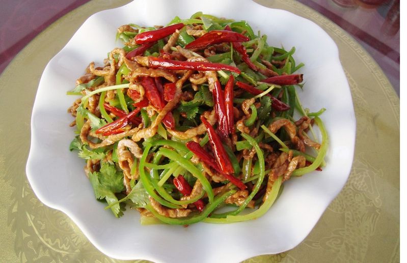  p>香辣肉丝是一道东北三省传统的地方名菜,属于吉菜系.