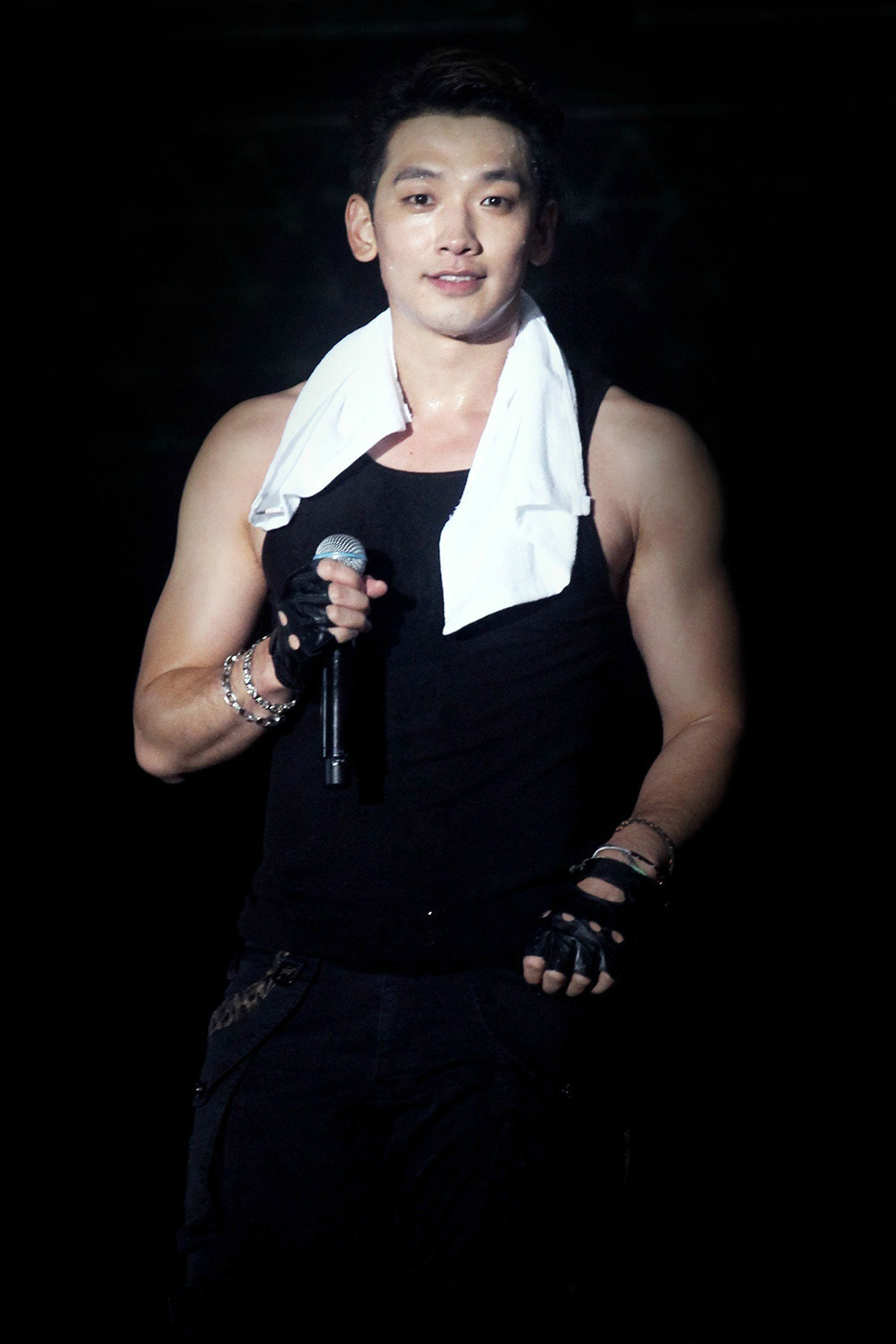  p>郑智薰(rain),1982年6月25日出生于韩国首尔,韩国流行男歌手,演员