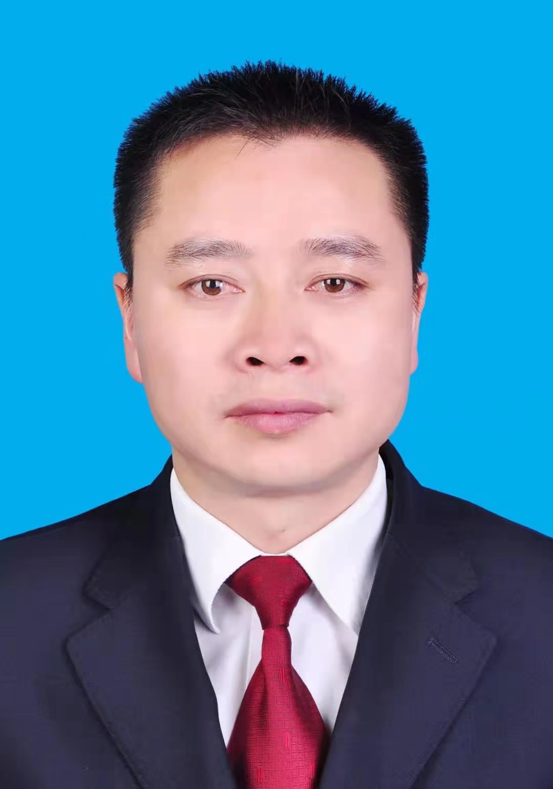 布依族,1996年8月参加工作,中共党员,大学学历,现任开阳县高寨