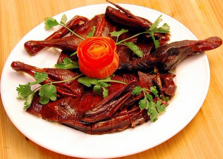  p data-id="go0njj35oi">益阳酱板鸭是一道菜式,主要原材料是益阳