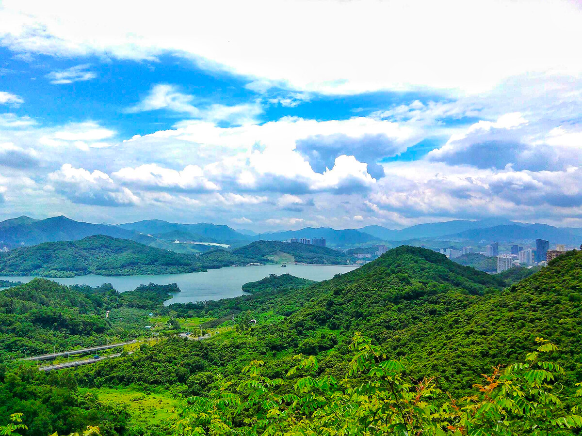 >东湖水库的水从东江经过全长83公里的引水工程-东深供水工程引至深圳