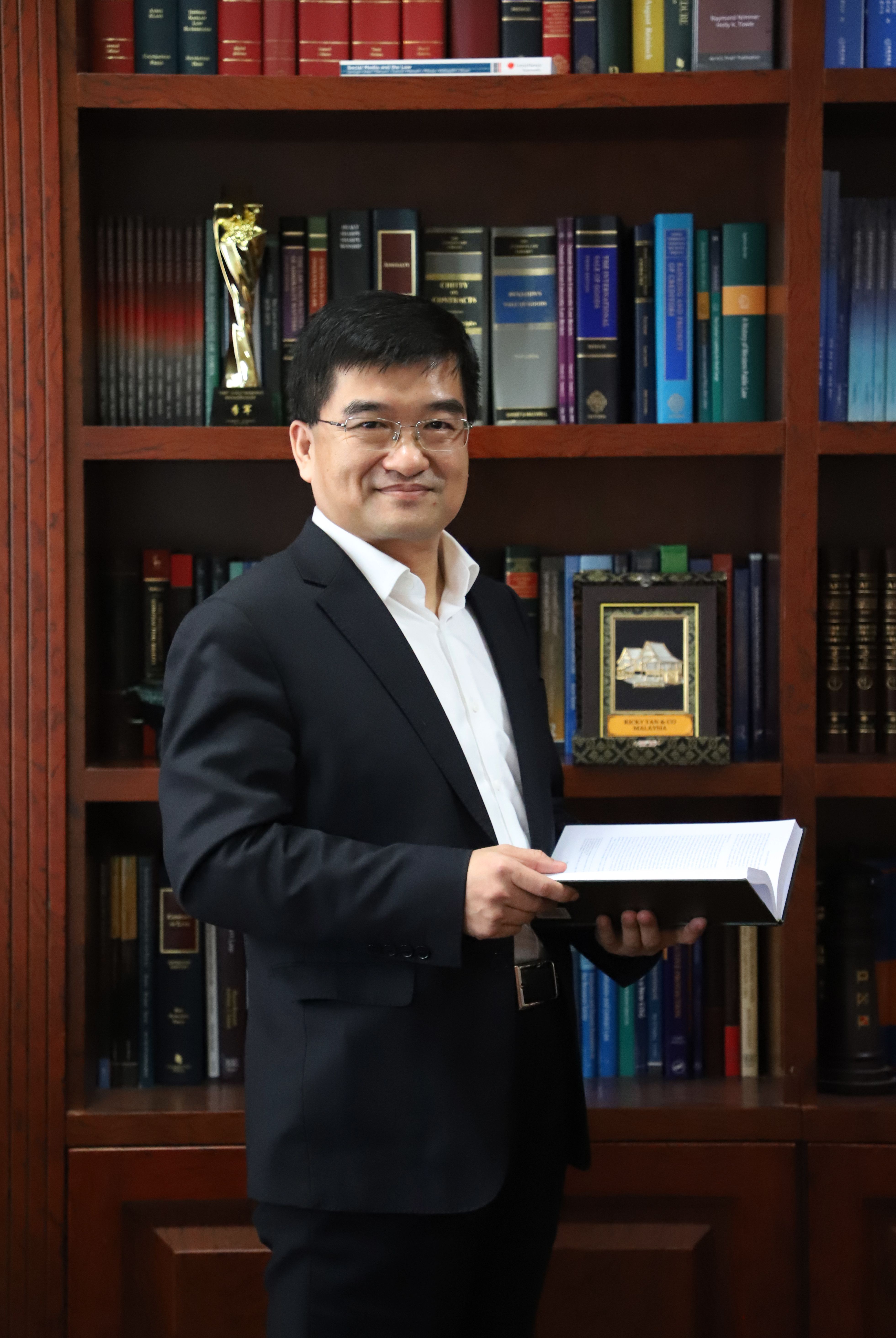 男,满族,1974年2月生,黑龙江双城人,法学博士,吉林大学法学院院长