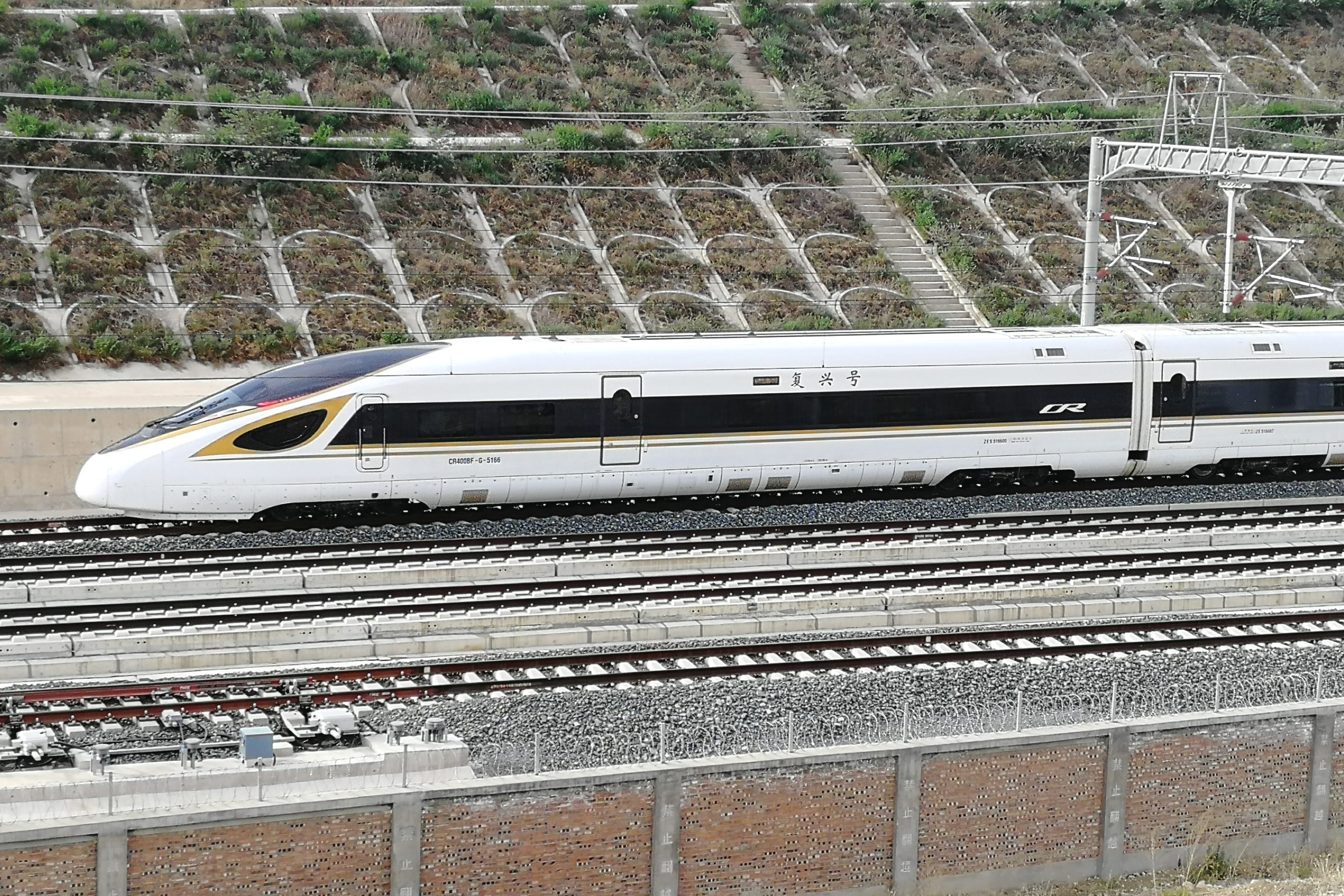  p>电力动车组,简称电动车组,是指通过接触网或供电轨供电驱动牵引