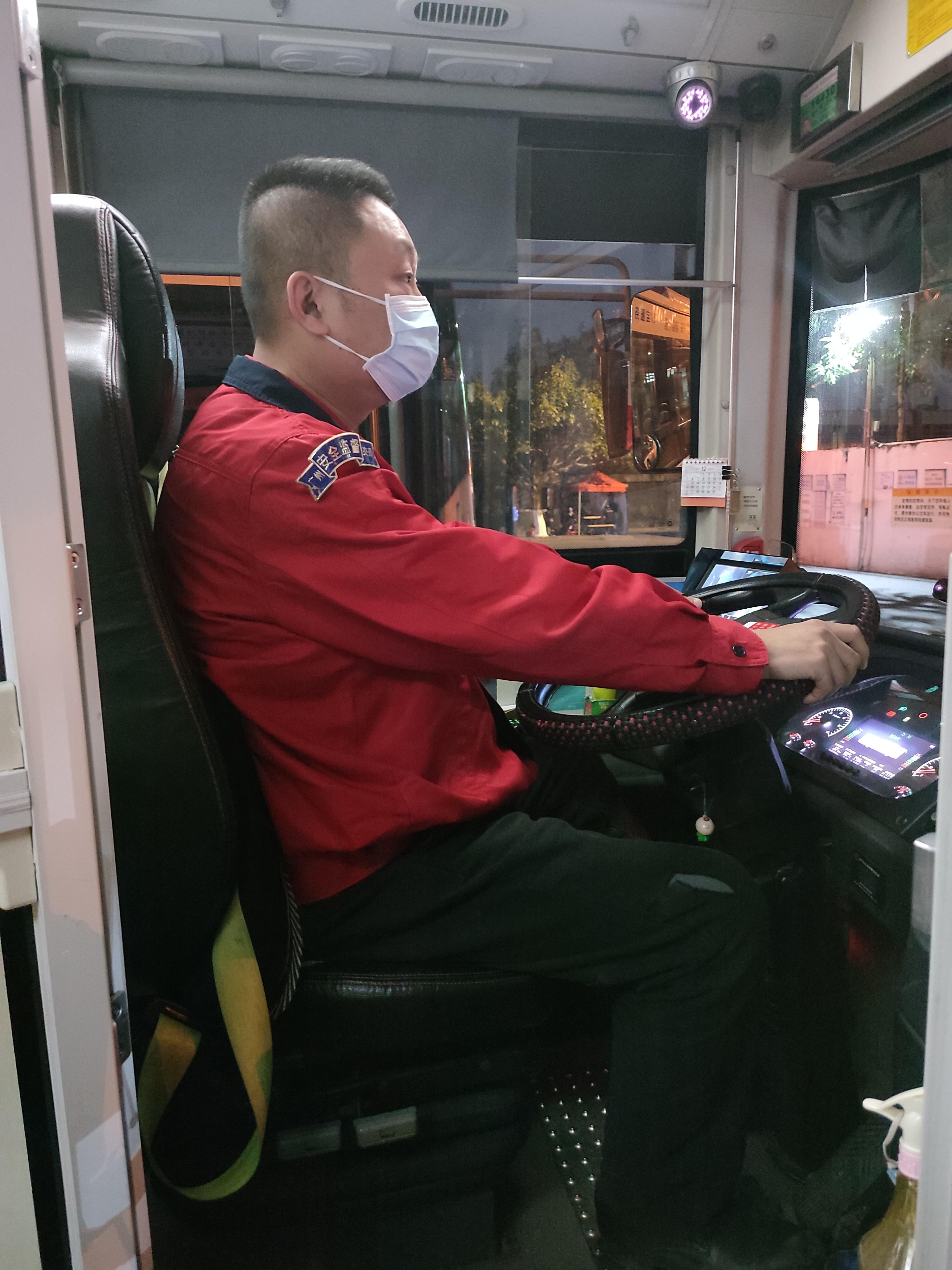  p data-id="sr0h9mpjfeej">胡宗林,广州珍宝巴士有限公司b8路车长.