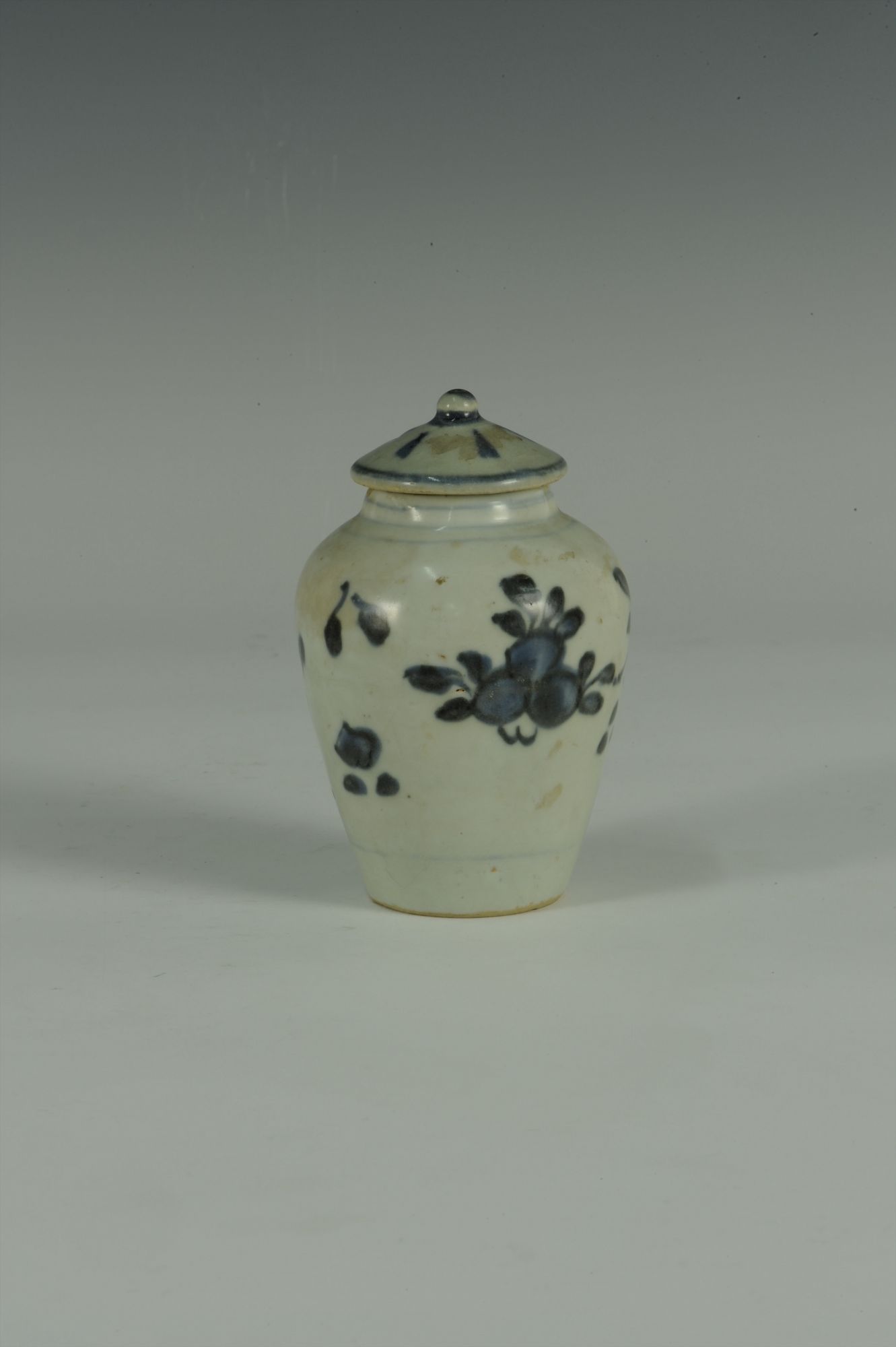 清代青花花卉纹盖罐