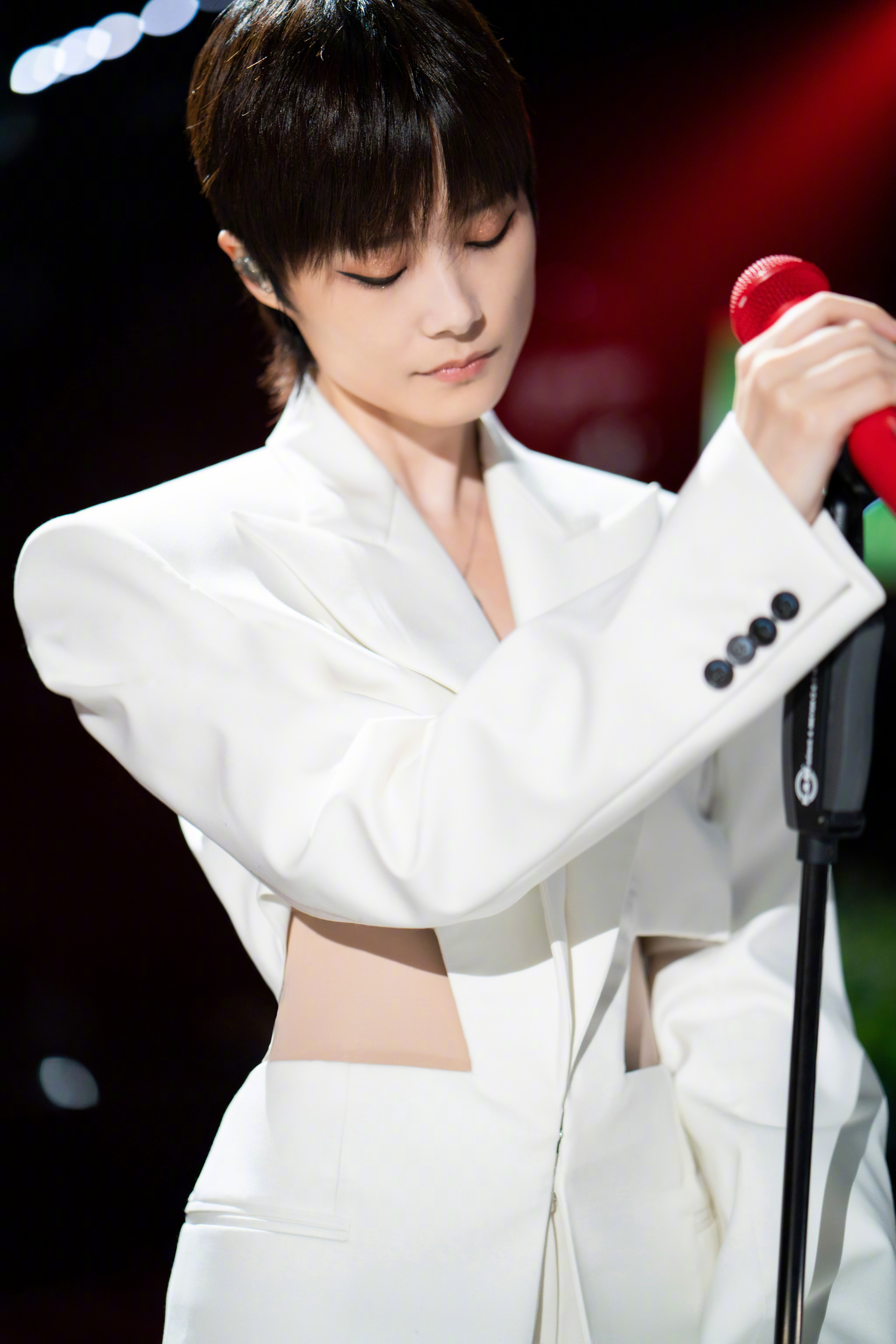  p>李宇春(chris lee),1984年3月10日出生于成都,中国流行女歌手,演员