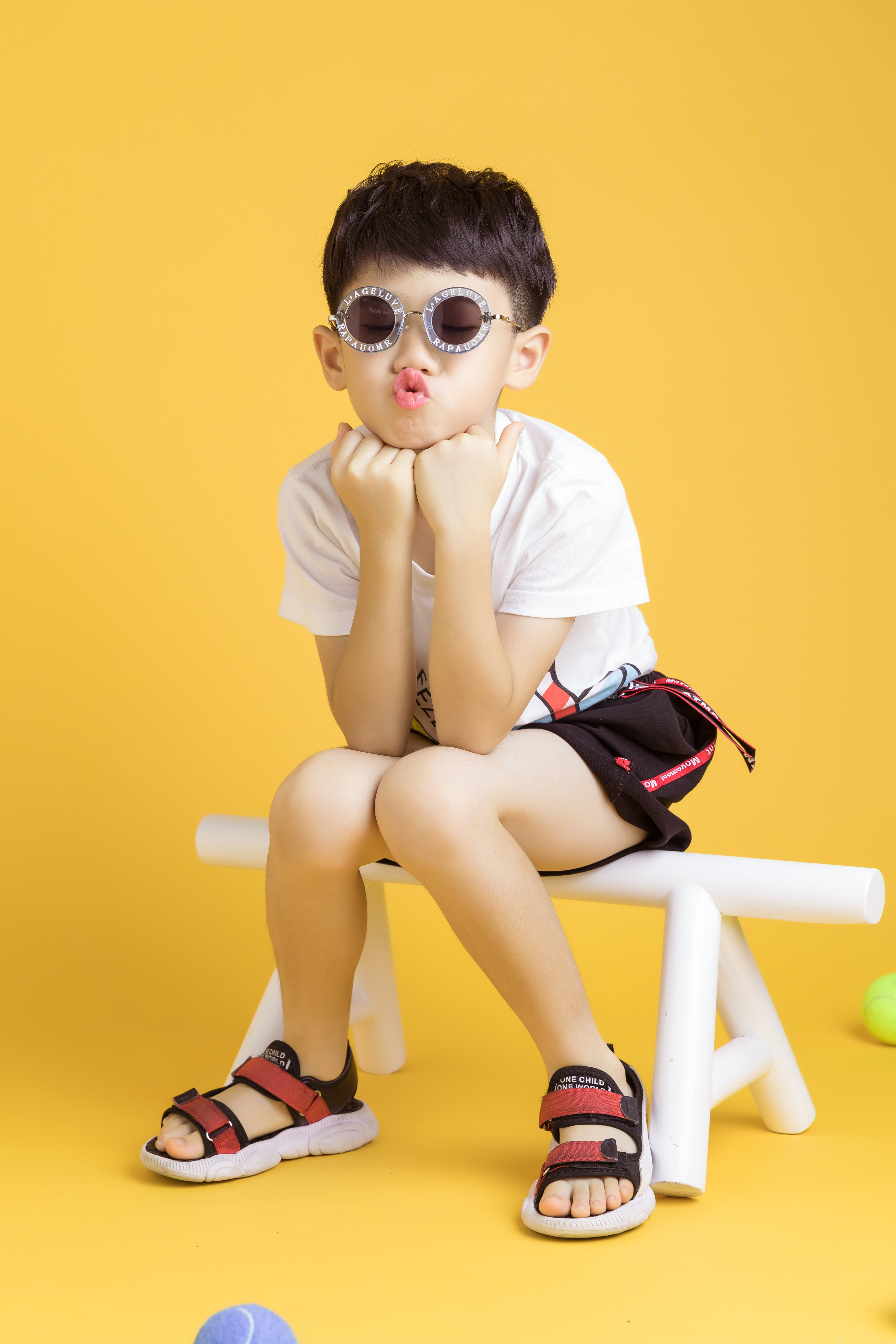  p>邓力玮,小名四爷,2012年5月6日出生于香港,中国内地童星.