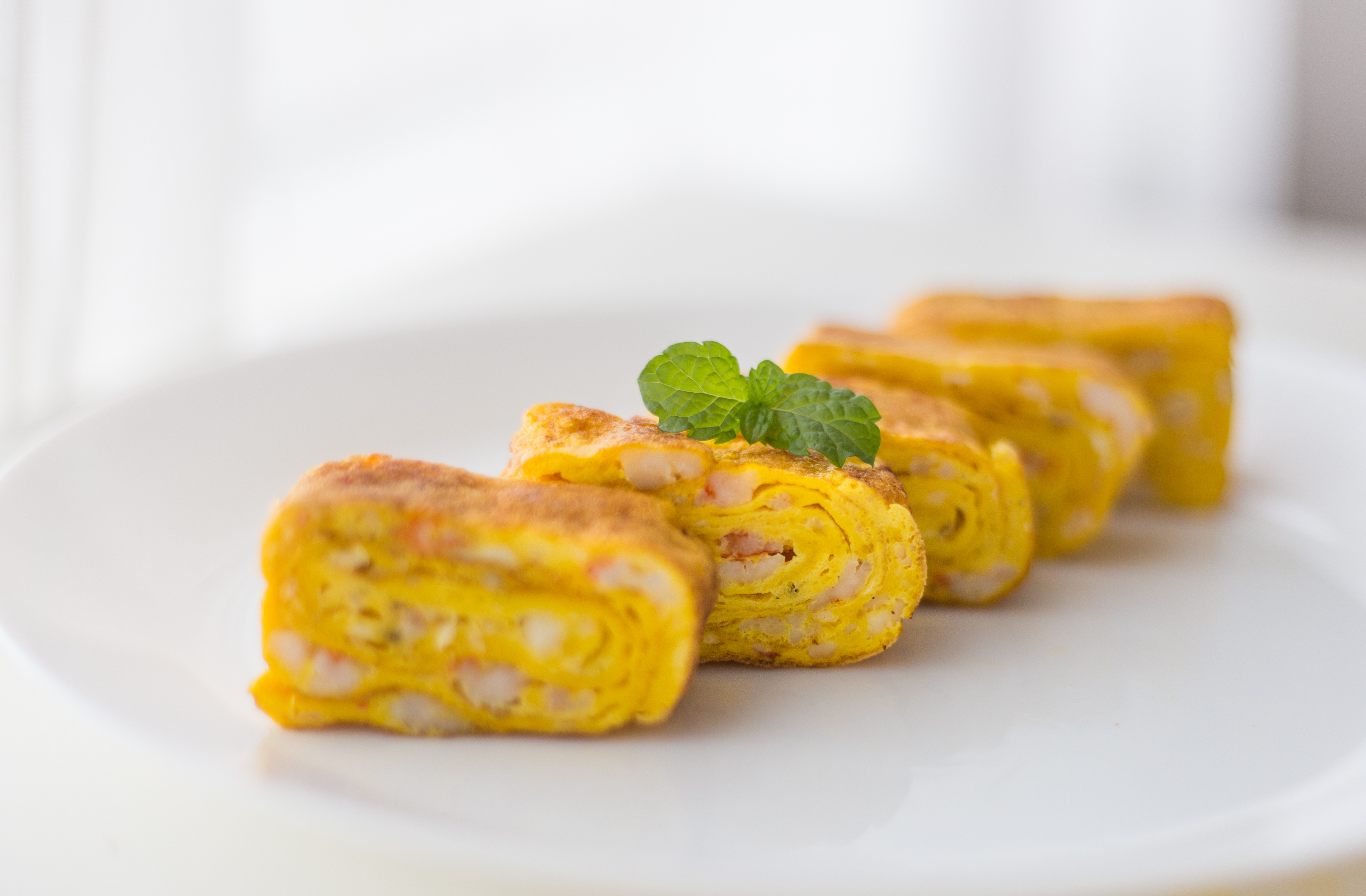  p>日本料理厚蛋烧是一道用鸡蛋为主料制作的美食,辅料有日式高汤,酒