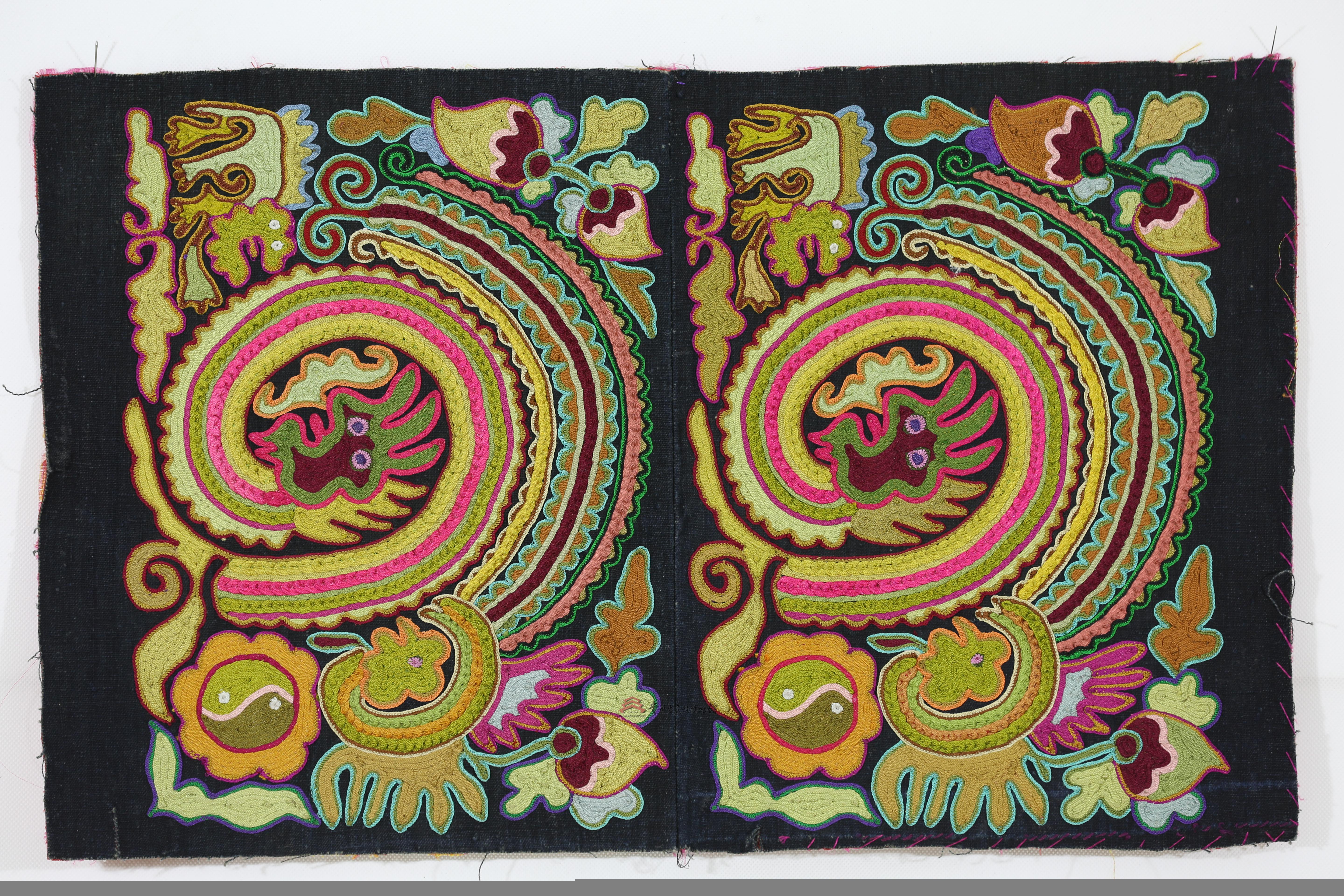 辫绣绣片是一件由贵州省民族博物馆通过征集而来的民族历史和文化藏品