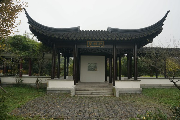  p>望湖轩卷棚歇山顶,小青瓦屋面,四面均装有挂落,左右两侧均接有双坡