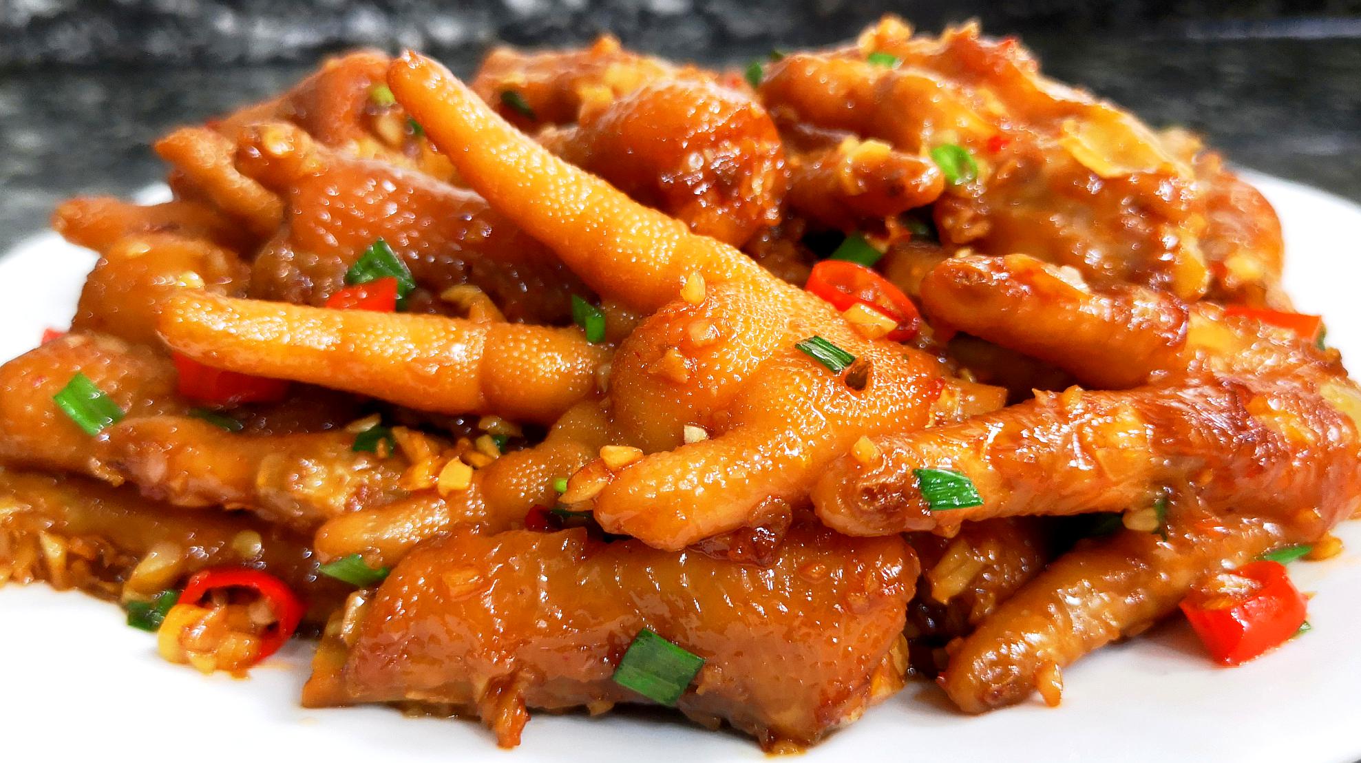  p>辣炒凤爪是一道以鸡爪,红泡椒,豆瓣酱,生姜,葱,料酒,生抽,胡椒粉为