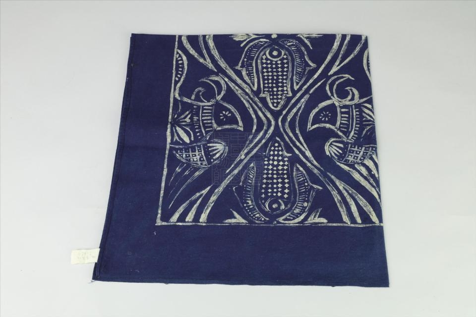 现代布依族花鸟组合纹蜡染台布